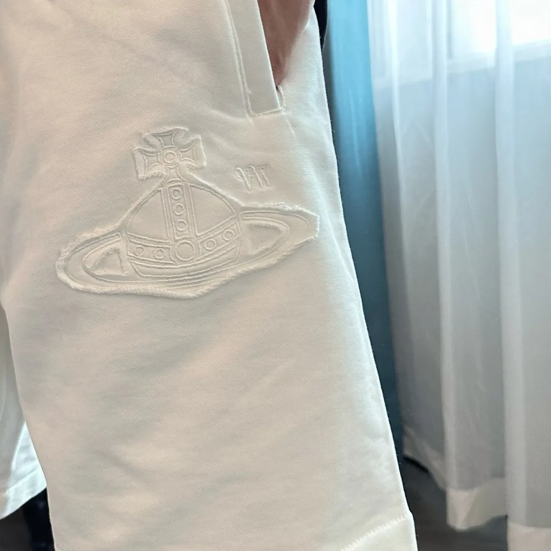The Queen Mother's three-standard complete 2026 summer New Arrival men's casual shorts, advanced custom-made fabric Breathable fabric, Breathable elasticity and comfort, impeccable details, top-grade accessories, original logo design concept, delicate and soft feel! The upper body fit is awesome! Size: M-XXXL Please state your height and weight when ordering